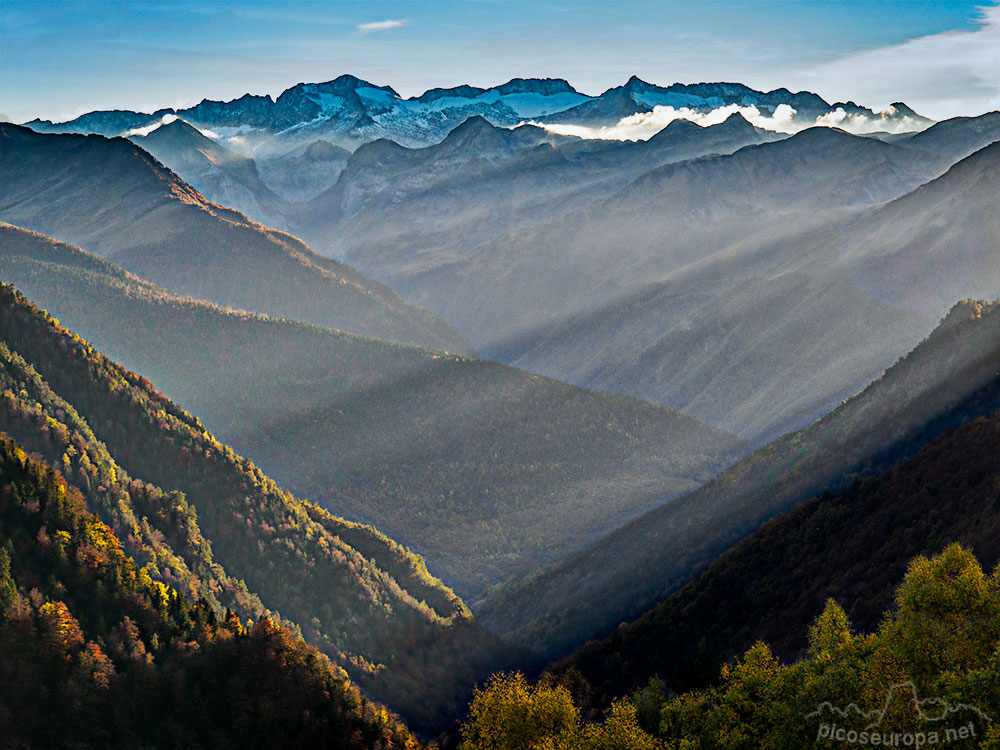 Foto: Desde el Mirador de la val de Varrados, Val d'Aran, Pirineos, Catalunya Foto: Desde el Mirador de la val de Varrados, Val d'Aran, Pirineos, Catalunya